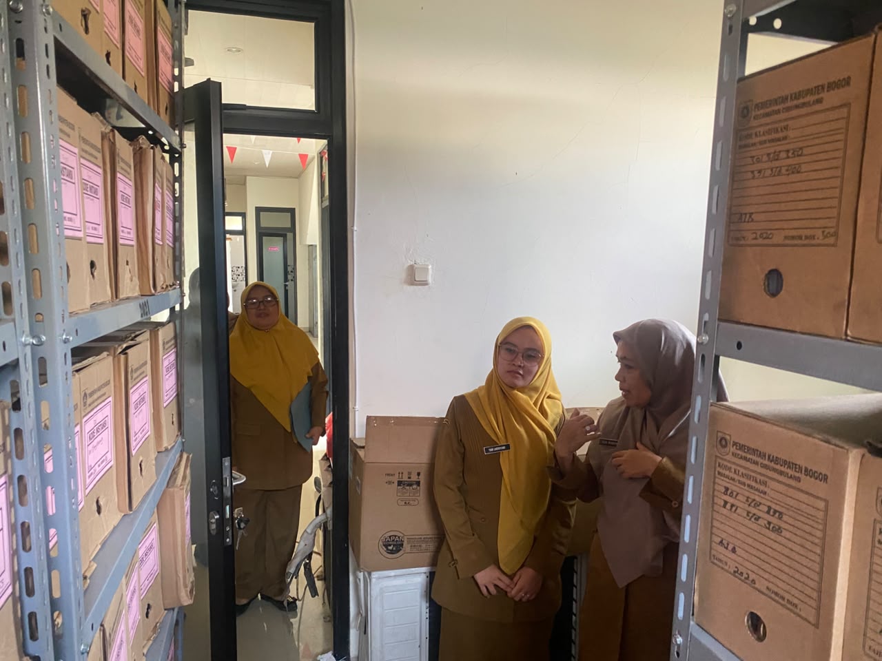 Monev Kearsipan Kecamatan Cibungbulang, Dorong Penataan Arsip Lama dan Penguatan Tata Kelola
